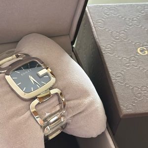 NWT IN BOX Gucci Women Watch in stainless steel Silver
